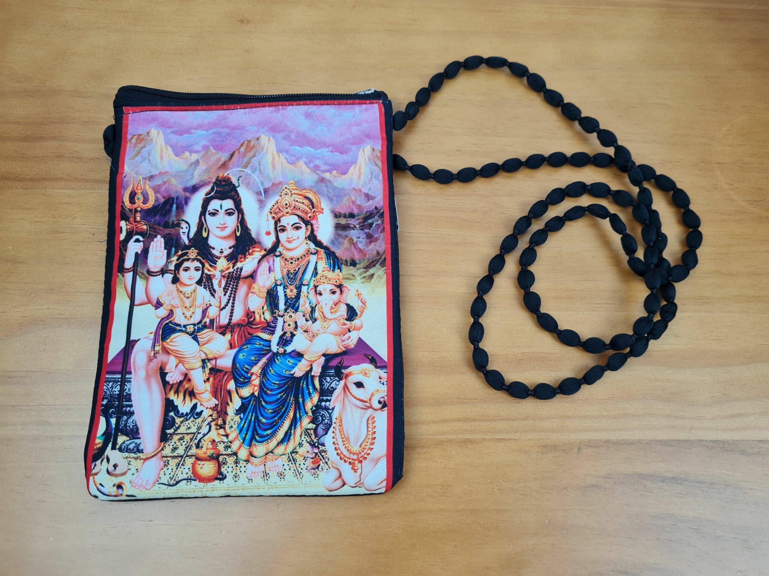 bolsinha indiana de tecido estampa de Shiva e família