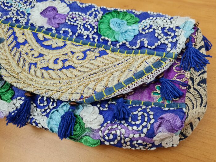 Bolsa indiana Banjara 100% bordada a mão lilás e color