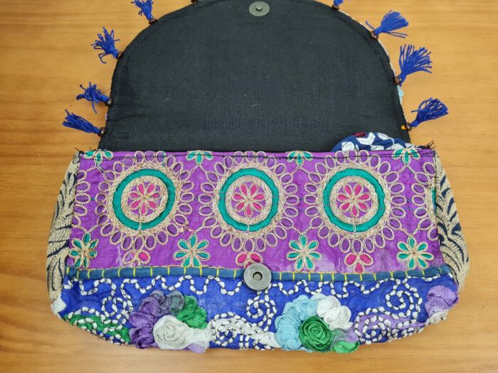 Bolsa indiana Banjara 100% bordada a mão lilás e color