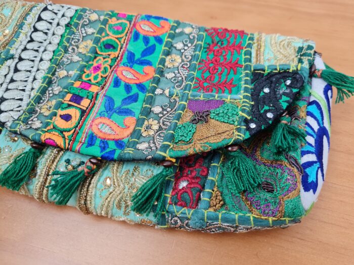 Bolsa indiana Banjara 100% bordada a mão verde claro e coloridos