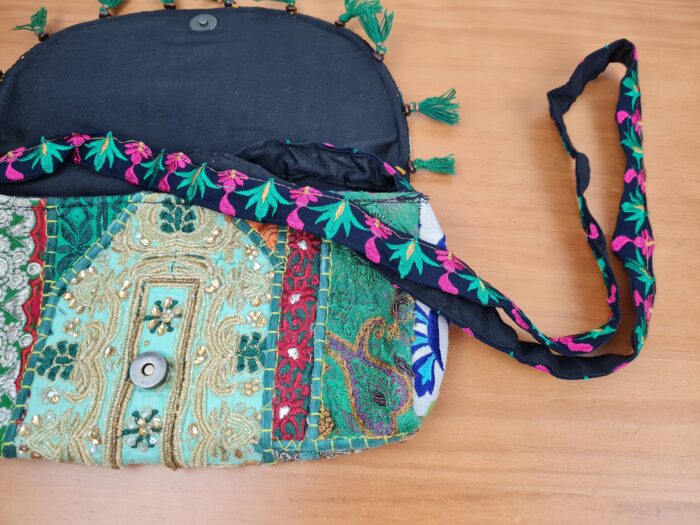 Bolsa indiana Banjara 100% bordada a mão verde claro e coloridos