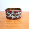 bracelete de metal indiano com mosaico de pedras madrepérolas e coral