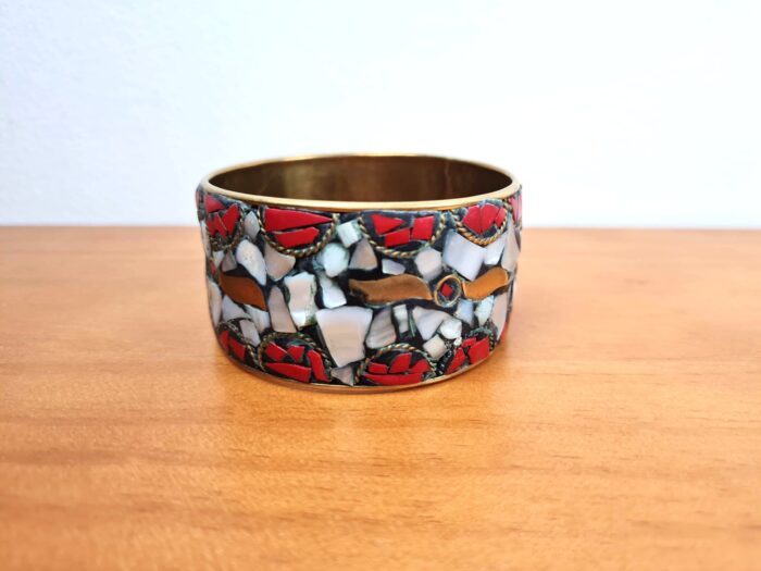 bracelete de metal indiano com mosaico de pedras madrepérolas e coral
