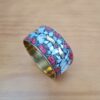 Bracelete indiano dourado com pedrarias madrepérolas e coral