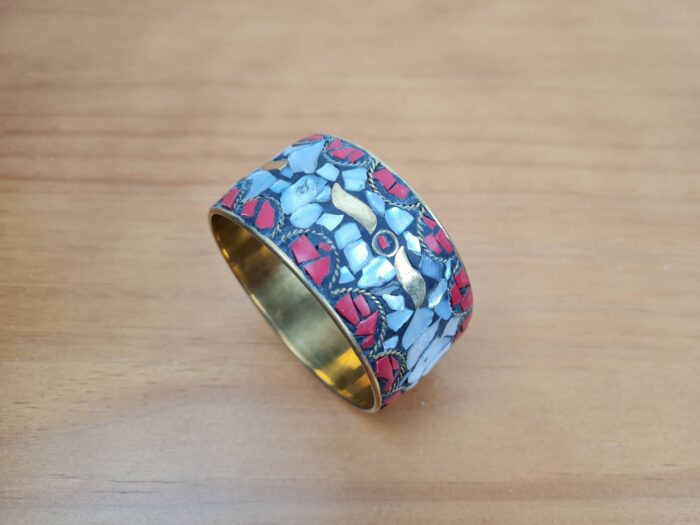 Bracelete indiano dourado com pedrarias madrepérolas e coral