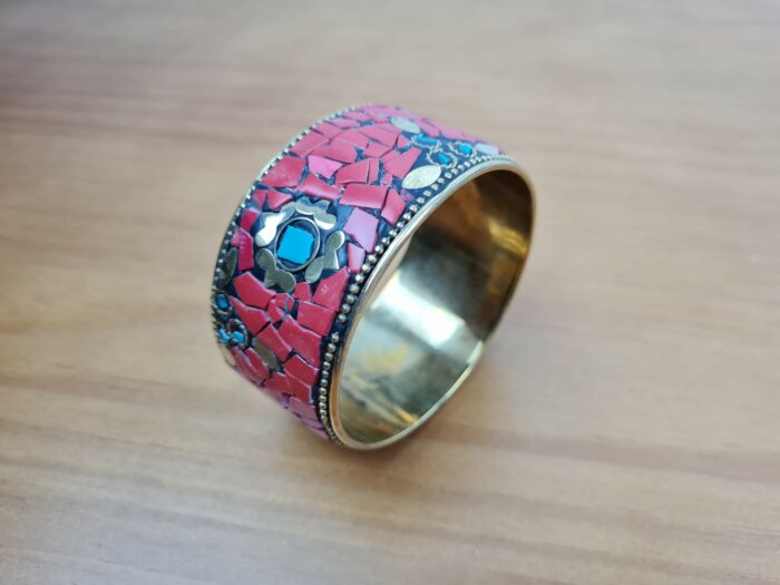 Bracelete indiano dourado com pedrarias coral e turquesa