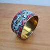 Bracelete indiano dourado com pedrarias madrepérolas e coral