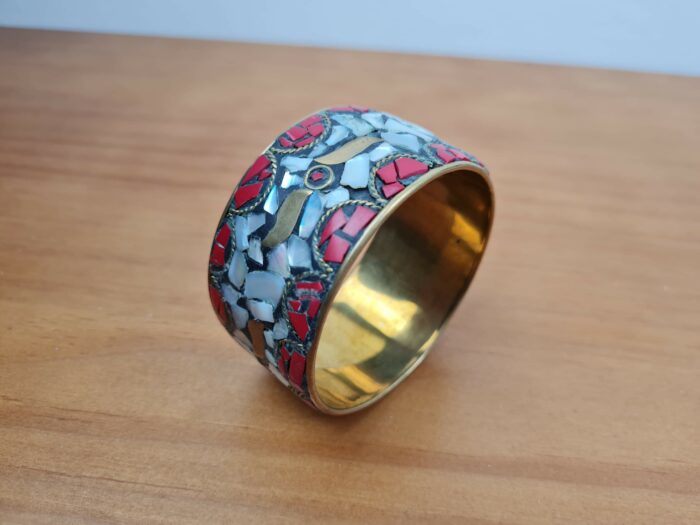 Bracelete indiano dourado com pedrarias madrepérolas e coral