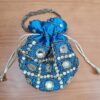 Bolsinha indiana de festa cetim azul com espelhinhos e dourado