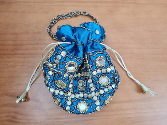 Bolsinha indiana de festa cetim azul com espelhinhos e dourado