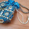 Bolsa indiana de saco cetim bordado e espelhos azul com dourado