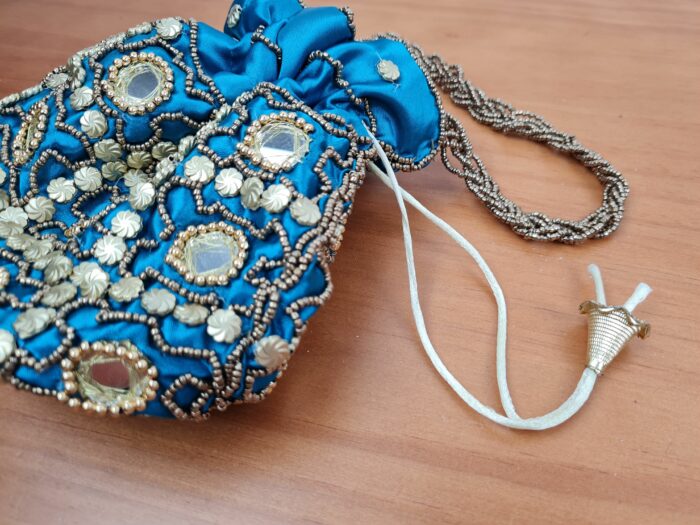 Bolsa indiana de saco cetim bordado e espelhos azul com dourado