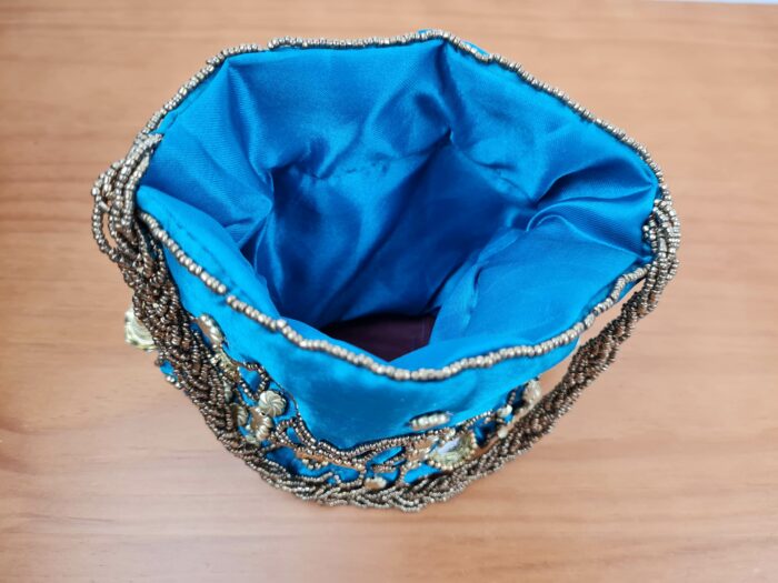 Bolsa indiana de saco cetim bordado e espelhos azul com dourado