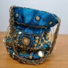 Bolsa indiana de saco cetim bordado e espelhos azul com dourado