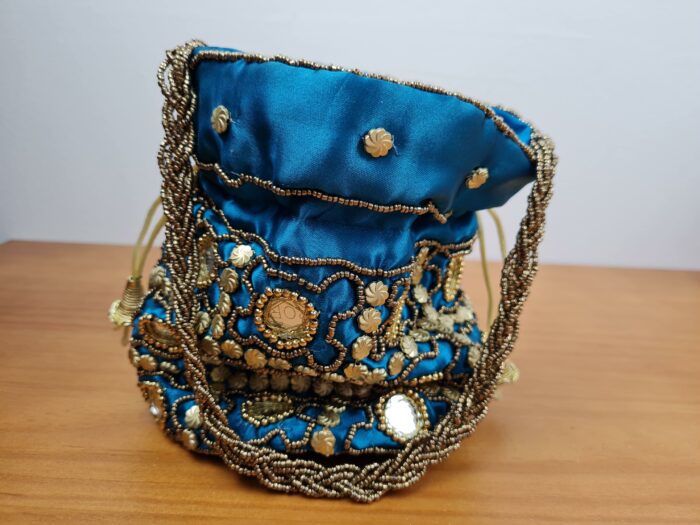 Bolsa indiana de saco cetim bordado e espelhos azul com dourado