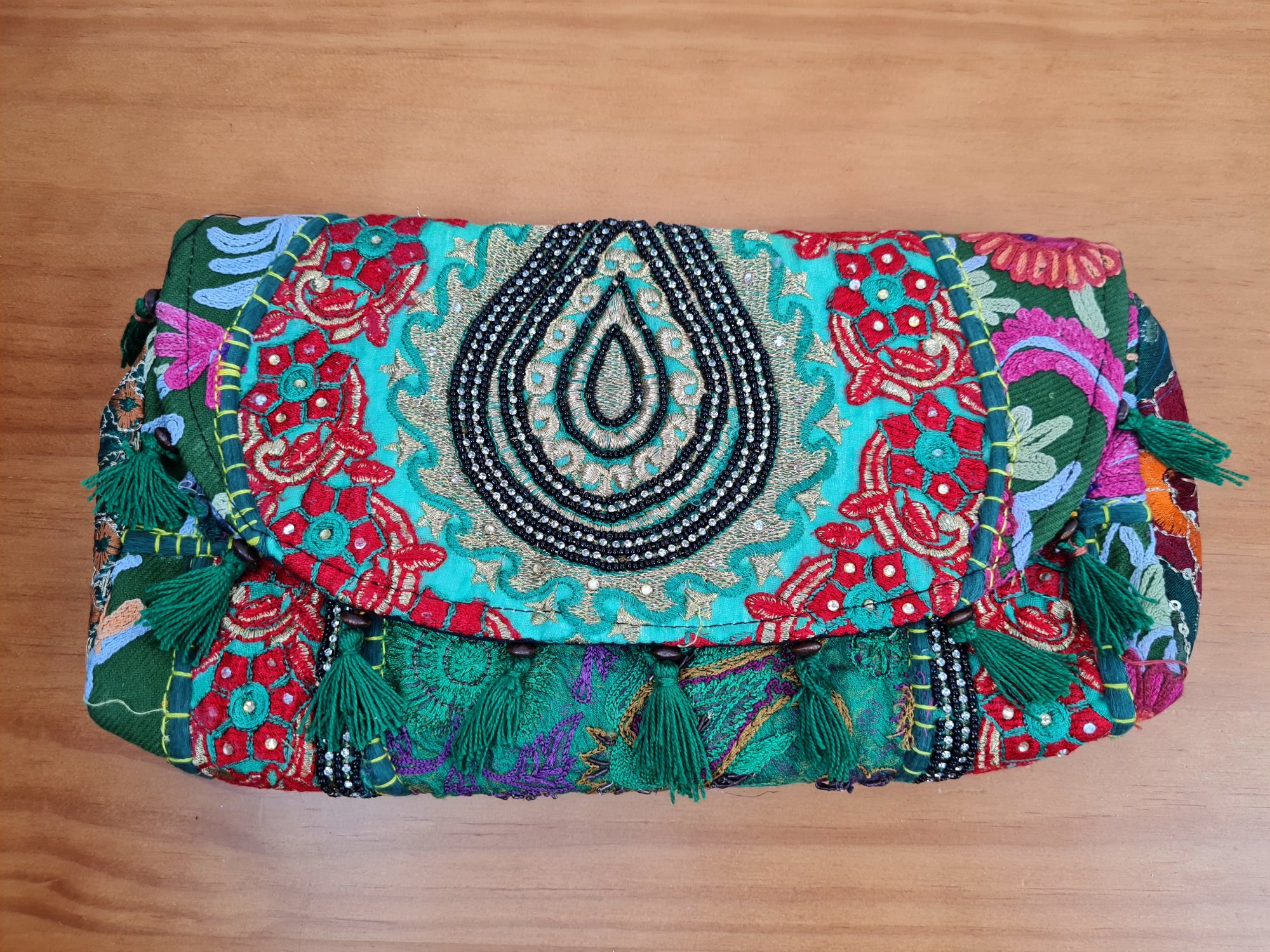 Bolsa banjara indiana patchwork verde e colorido com tassel
