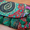 Bolsa indiana Banjara 100% bordada a mão verde e coloridos