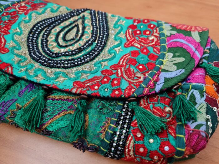 Bolsa indiana Banjara 100% bordada a mão verde e coloridos