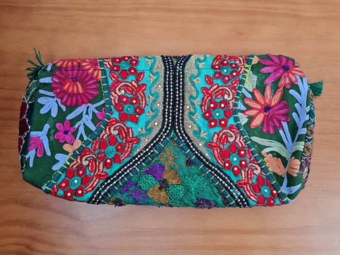 Bolsa indiana Banjara 100% bordada a mão verde e coloridos