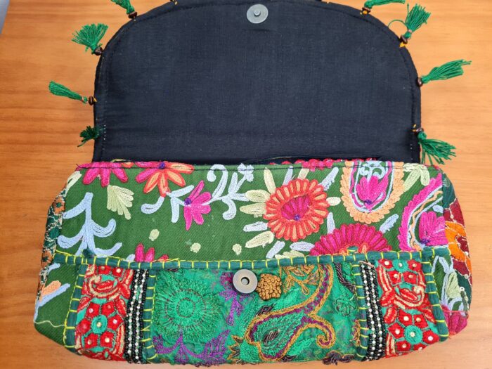 Bolsa indiana Banjara 100% bordada a mão verde e coloridos