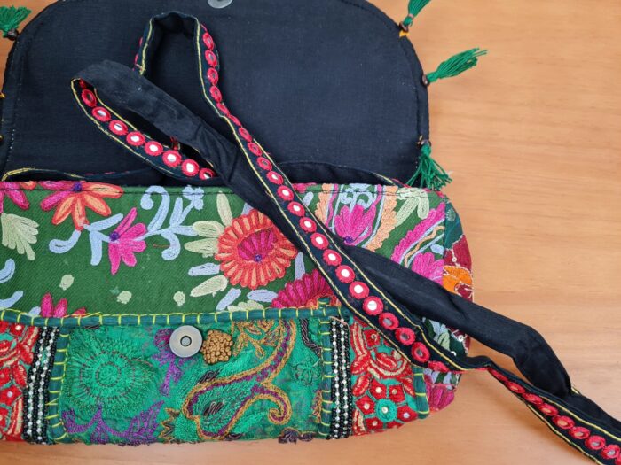 Bolsa indiana Banjara 100% bordada a mão verde e coloridos