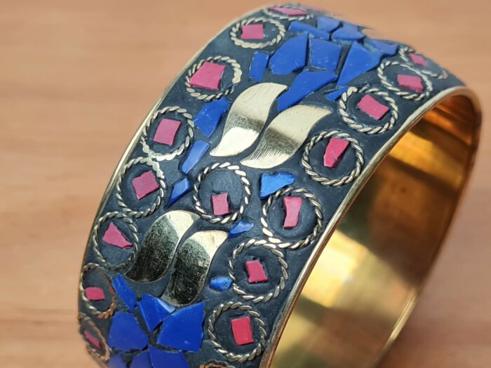 Bracelete indiano dourado com pedrarias lapis lazuli e coral