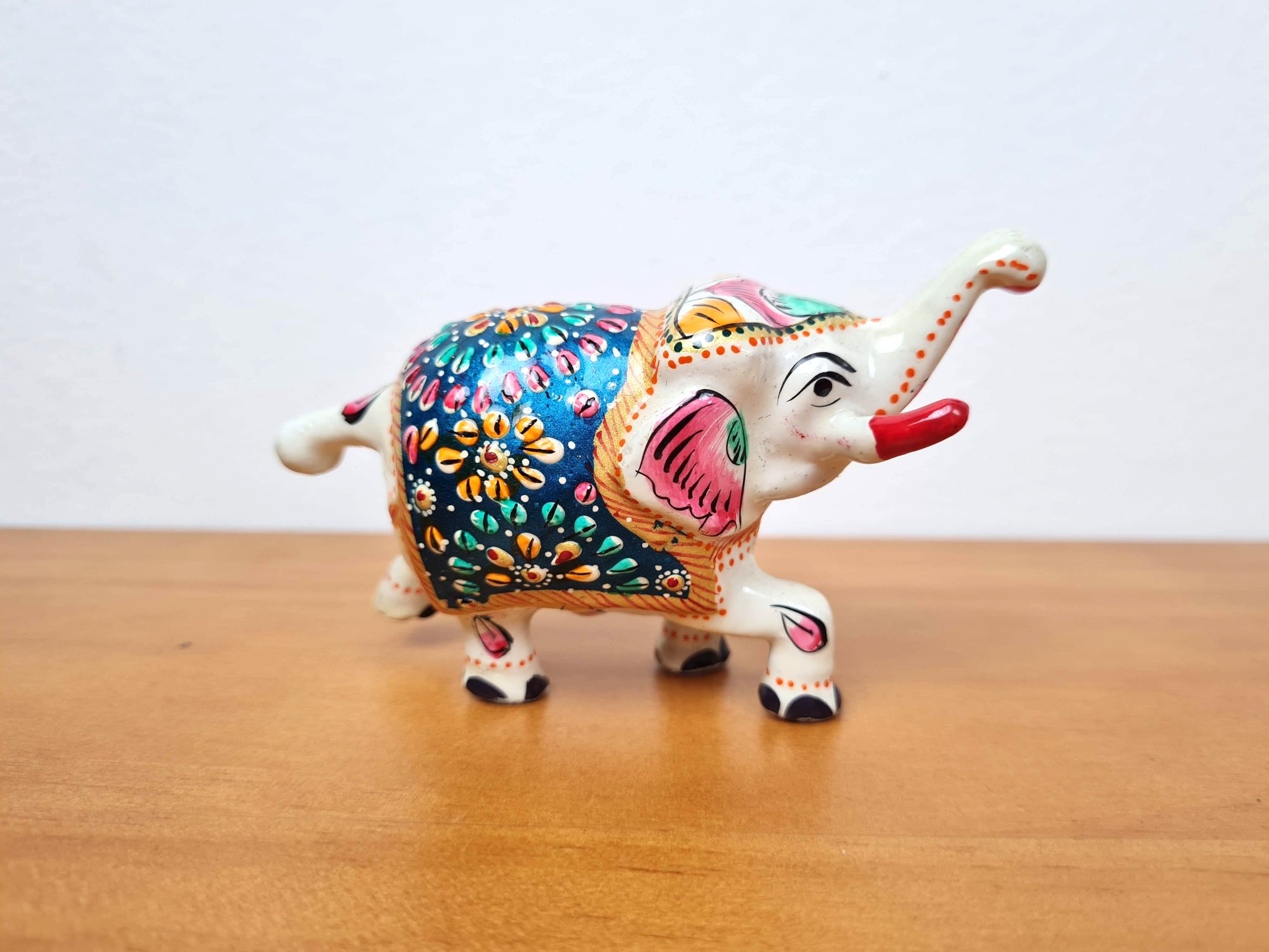 elefante cloisonné branco e azul com coloridos 10cm decoração indiana