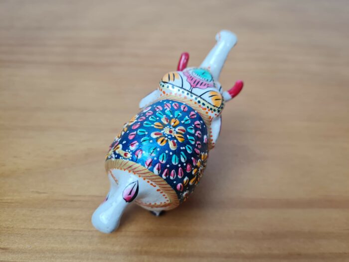 Elefante de metal esmaltado com técnica Cloisonné branco azul color 10cm