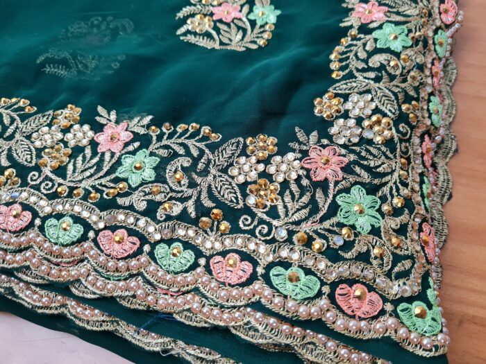 Sari indiano de seda luxuoso verde e dourado bordado e pedrarias