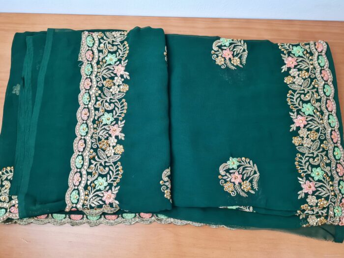 Sari indiano de seda luxuoso verde e dourado bordado e pedrarias