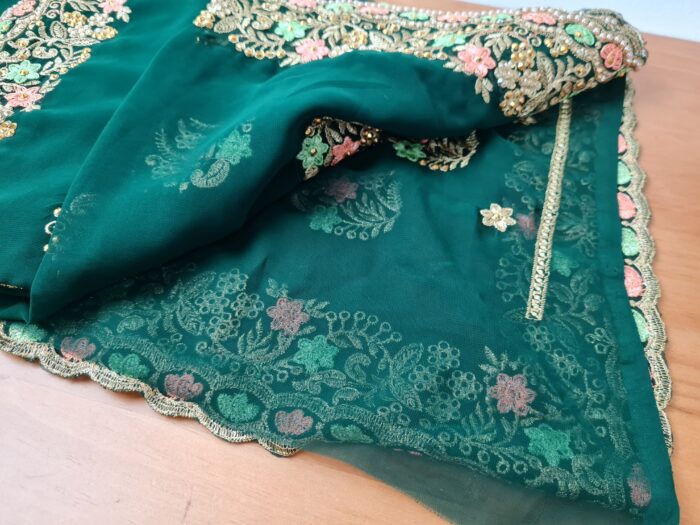 Sari indiano de seda luxuoso verde e dourado bordado e pedrarias