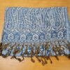 Echarpe indiana algodão com viscose dupla face estampa de arabescos azul e creme