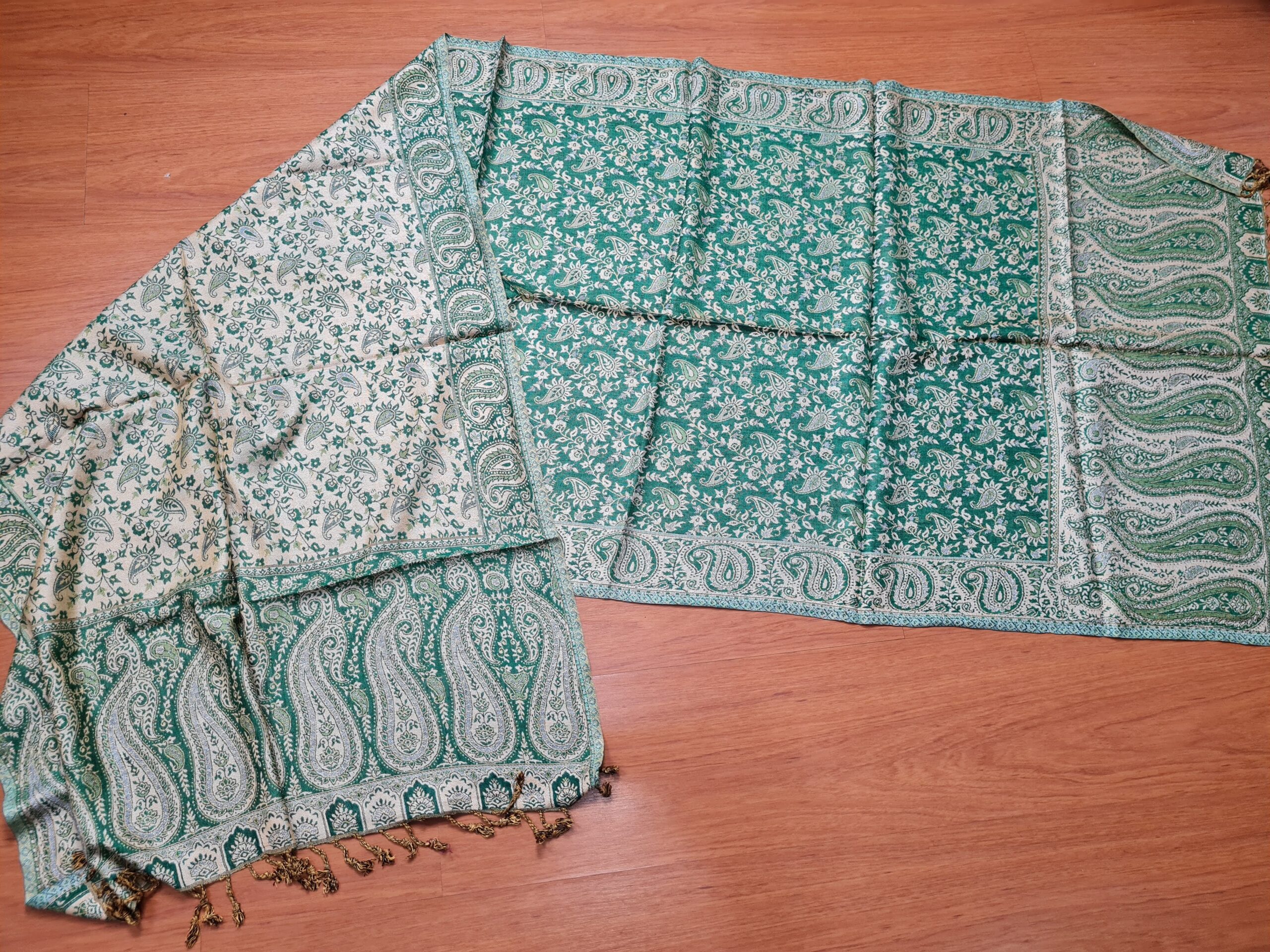 lenço indiano dupla face estampa paisleys viscose verde e bege
