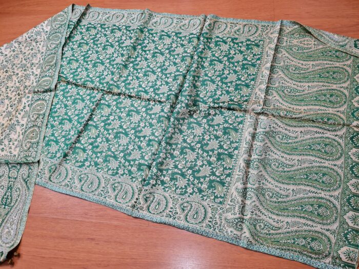 Echarpe indiana algodão com viscose dupla face estampa de arabescos verde e bege