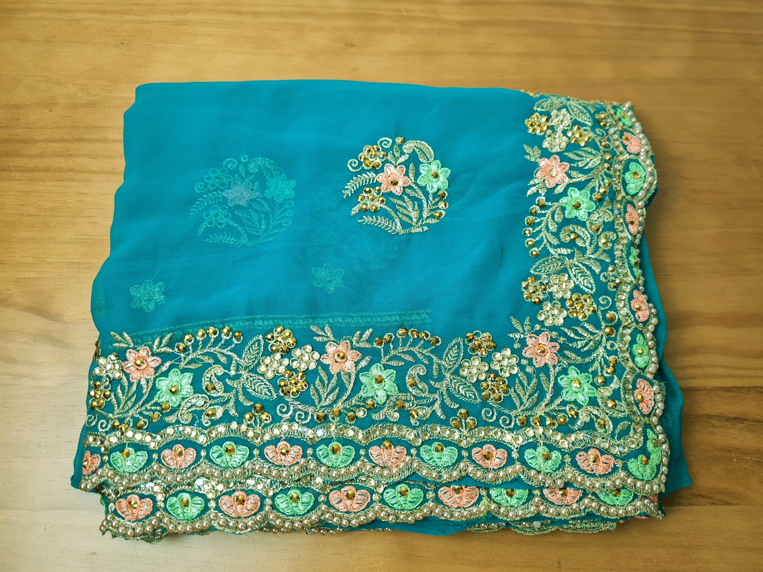 Sari indiano de seda luxuoso para noivas verde água e dourado bordado e pedrarias