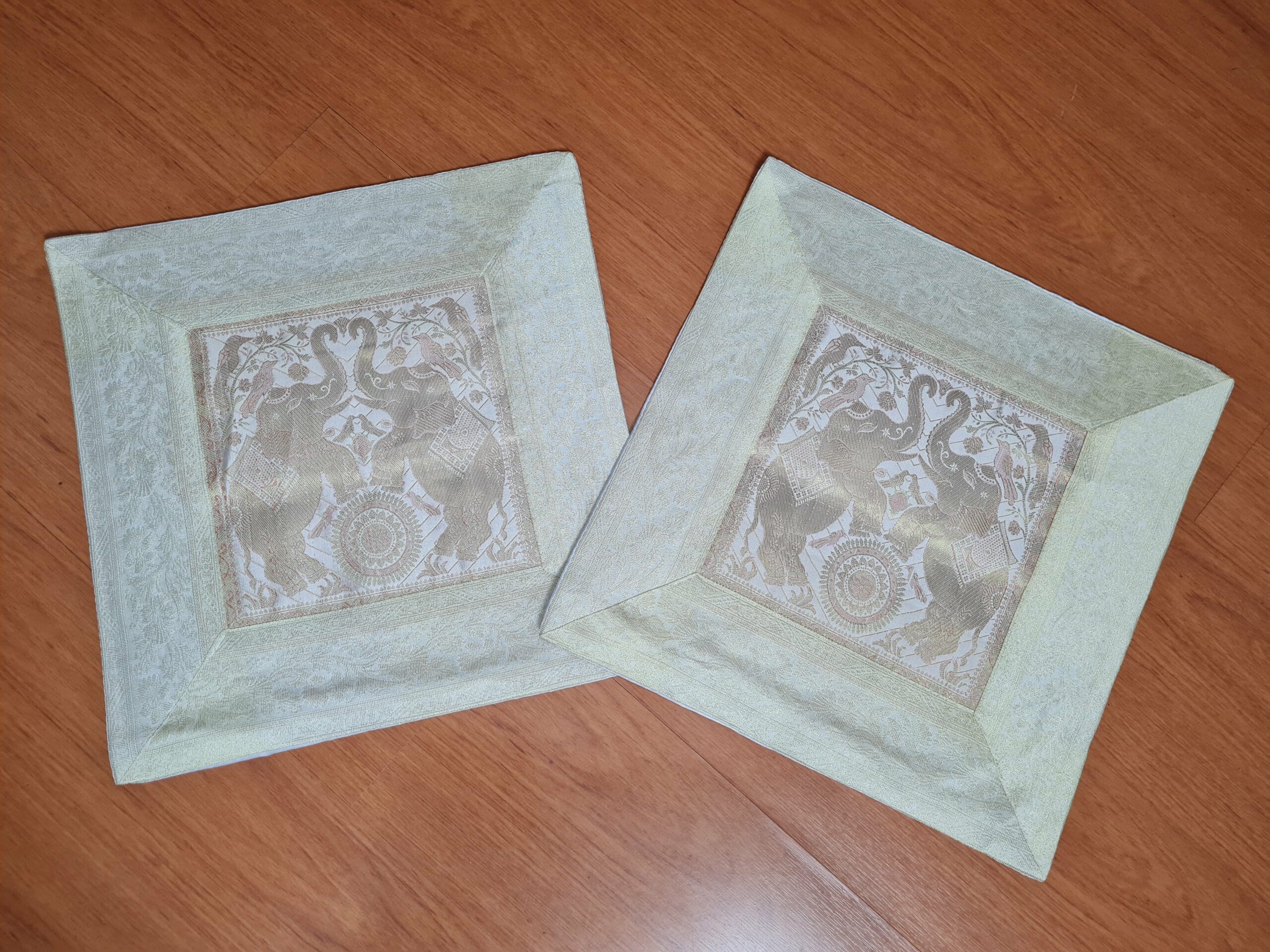 Duo de capas de almofadas indianas estampa de elefantes creme e dourado
