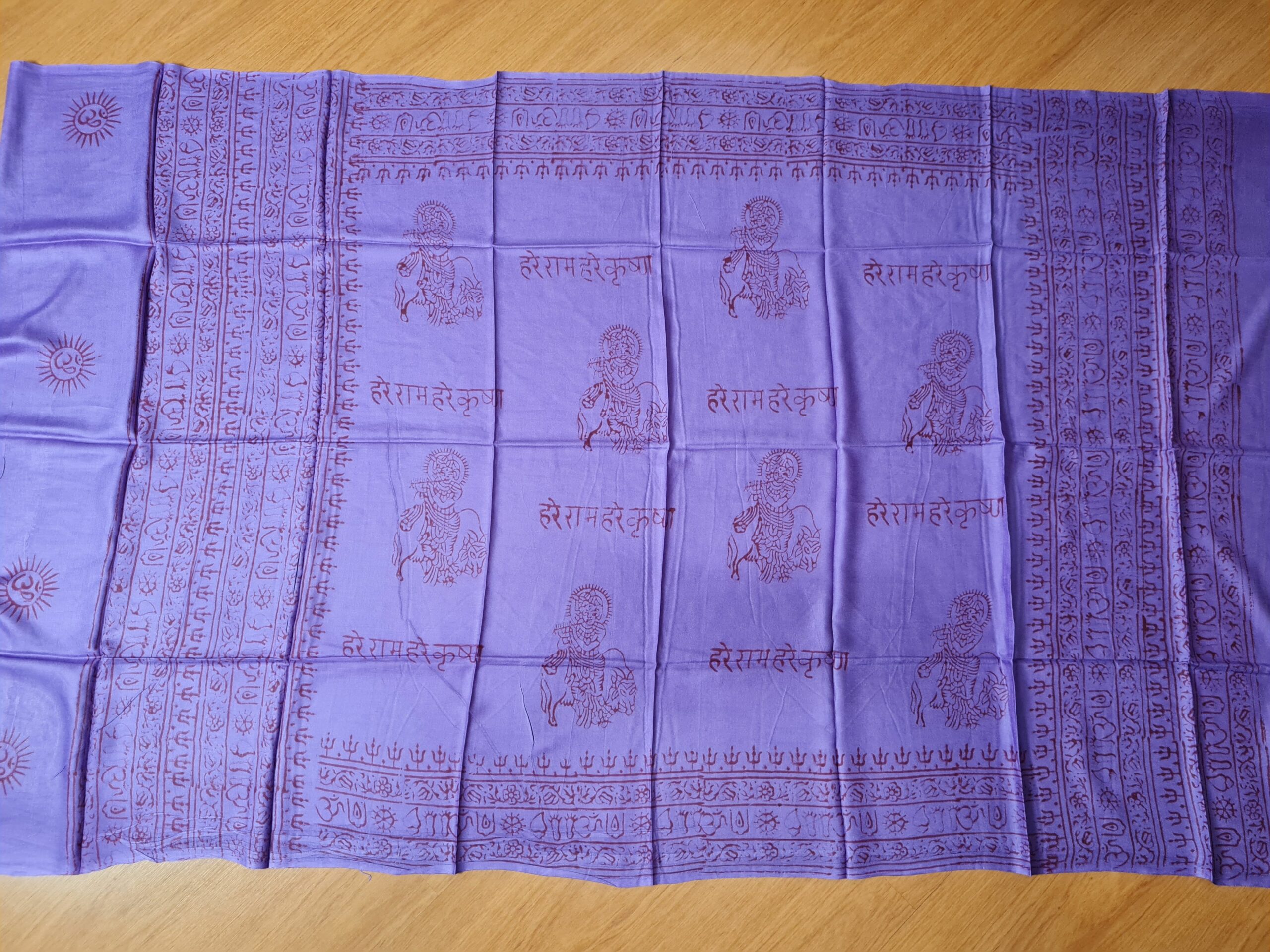 lenço indiano usado como manto de oração com estampa de Krishna roxo