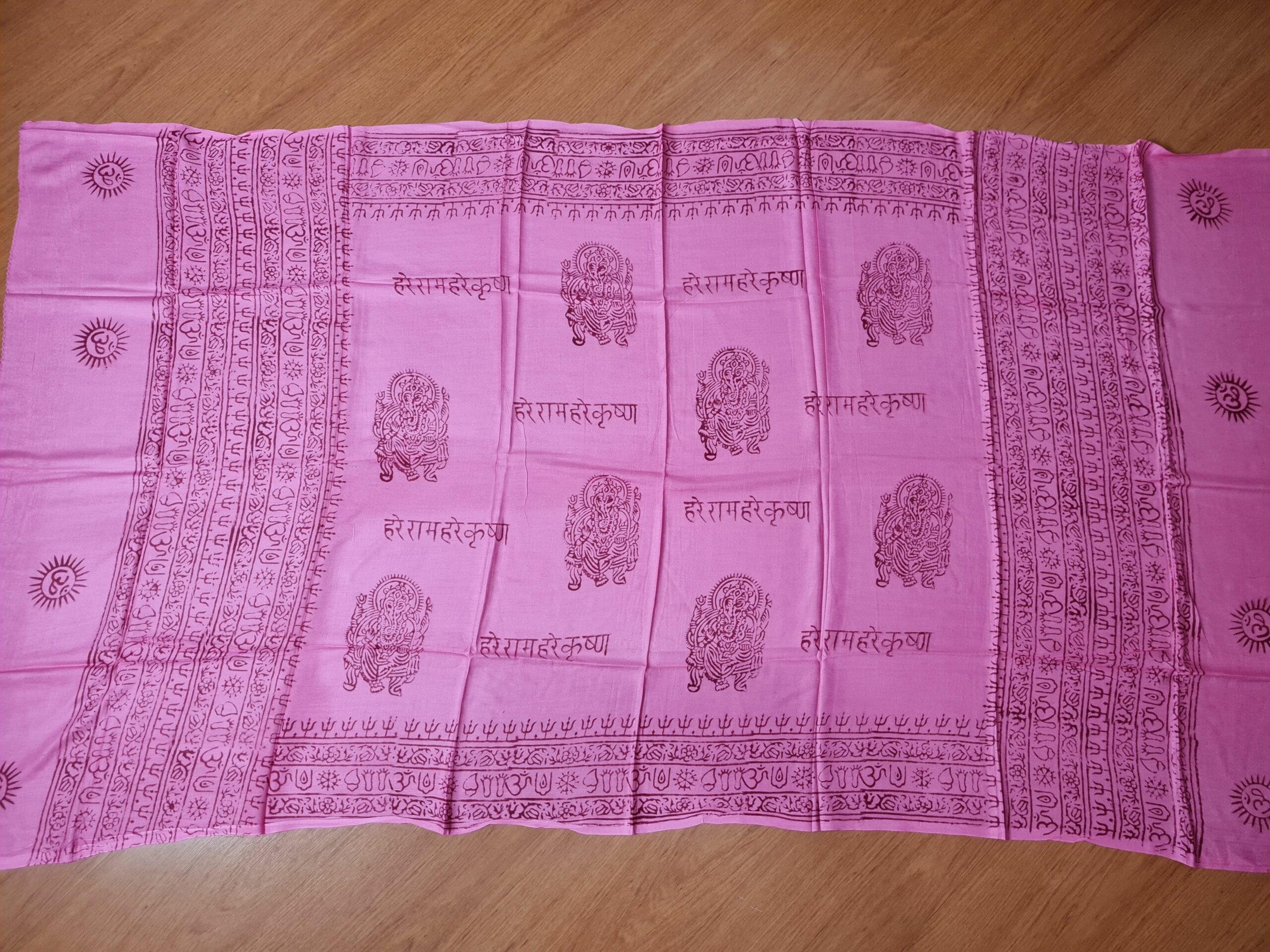 lenço indiano usado como manto de oração com estampa de Ganesha rosa pink