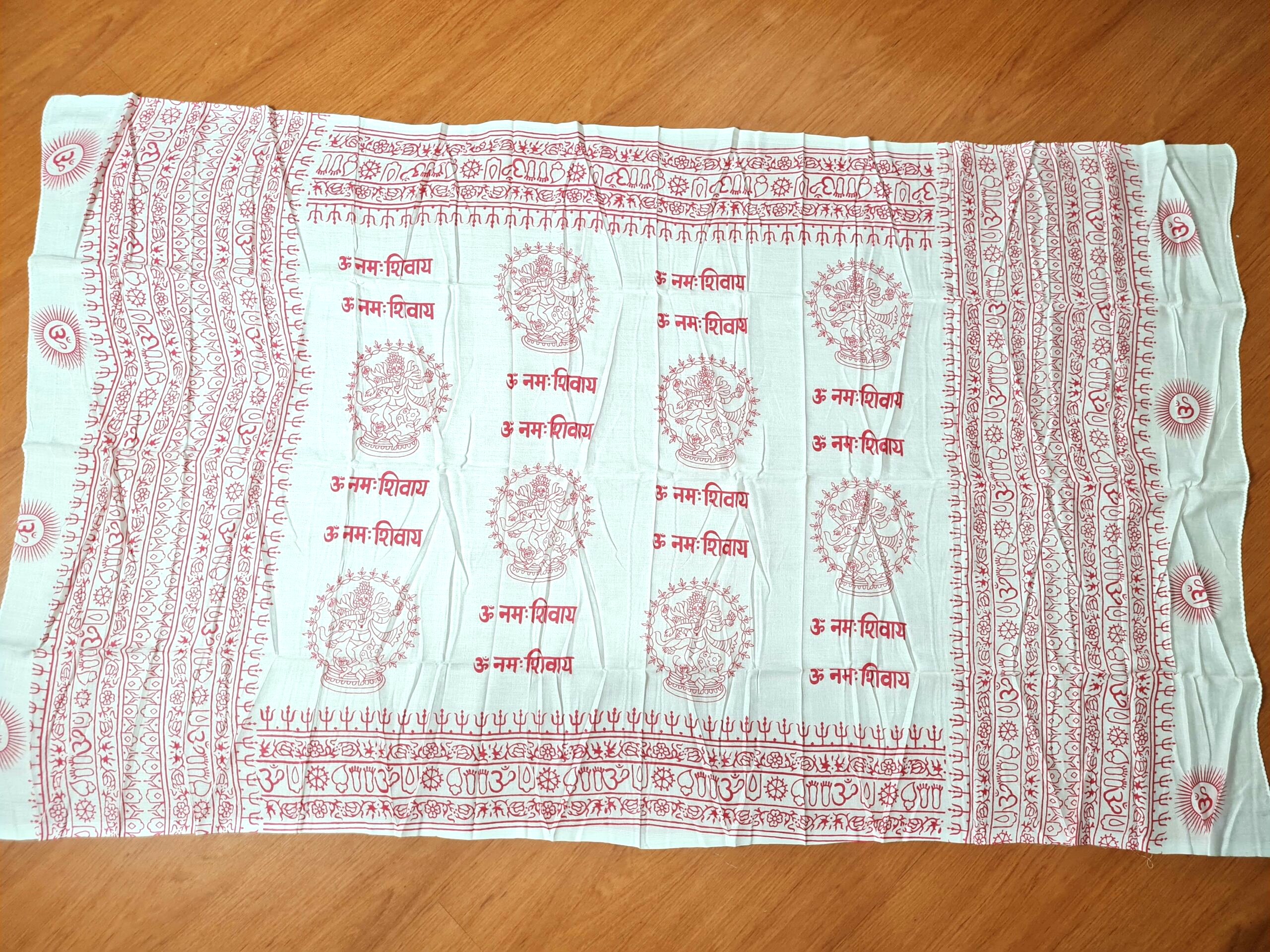 lenço indiano usado como manto de oração com estampa de Shiva branco e rosa
