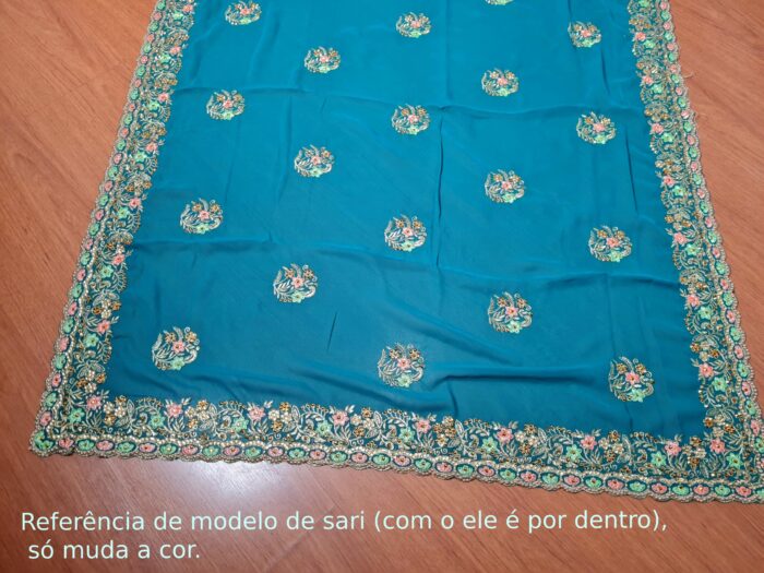 Sari indiano de seda luxuoso verde e dourado bordado e pedrarias