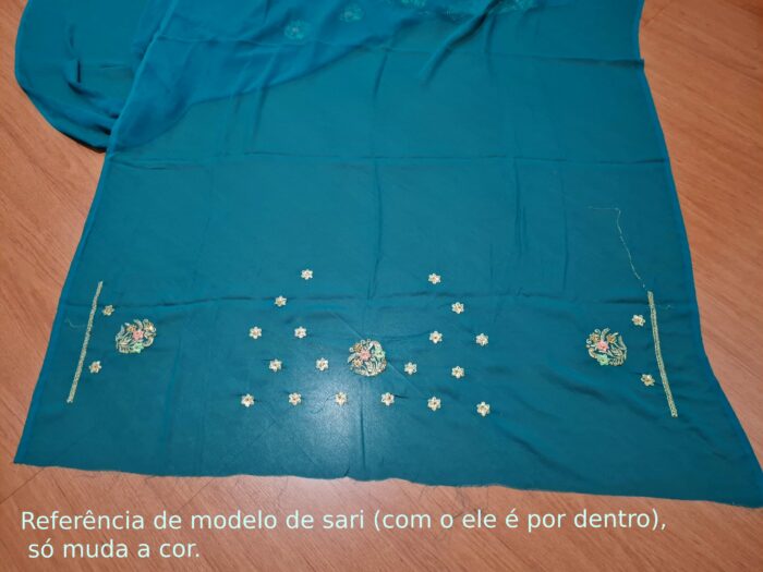 Sari indiano de seda luxuoso verde e dourado bordado e pedrarias