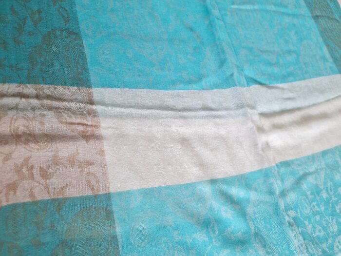 20260410_100721 Pashimina indiana de cashmere estampa paisleys tons de creme e azul claro