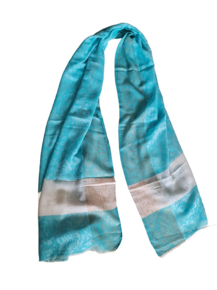 20260410_100847 Pashimina indiana de cashmere estampa paisleys tons de creme e azul claro