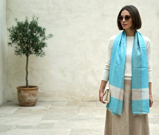 pashmina de cashmere original da Índia com adamascados cor azul claro e tons de nude Pashimina indiana de cashmere estampa paisleys tons de creme e azul claro