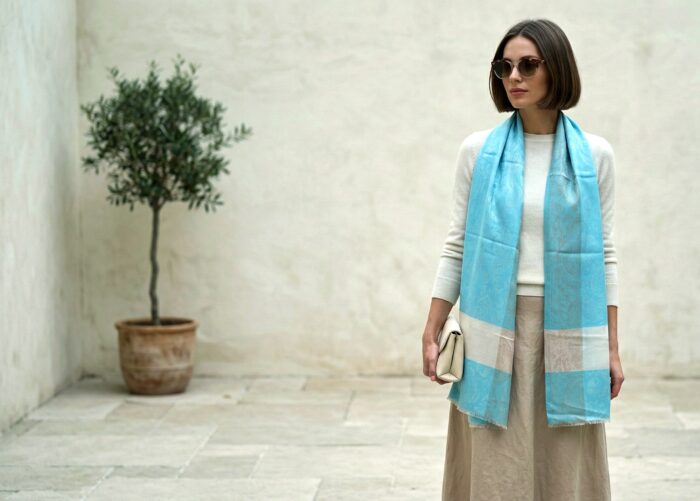 pashmina de cashmere original da Índia com adamascados cor azul claro e tons de nude Pashimina indiana de cashmere estampa paisleys tons de creme e azul claro