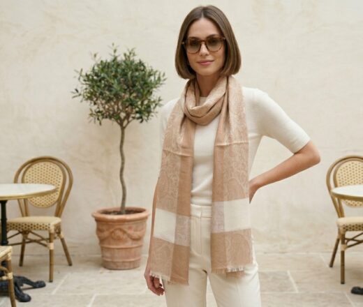 Pashimina indiana de cashmere estampa paisleys creme e tons de nude