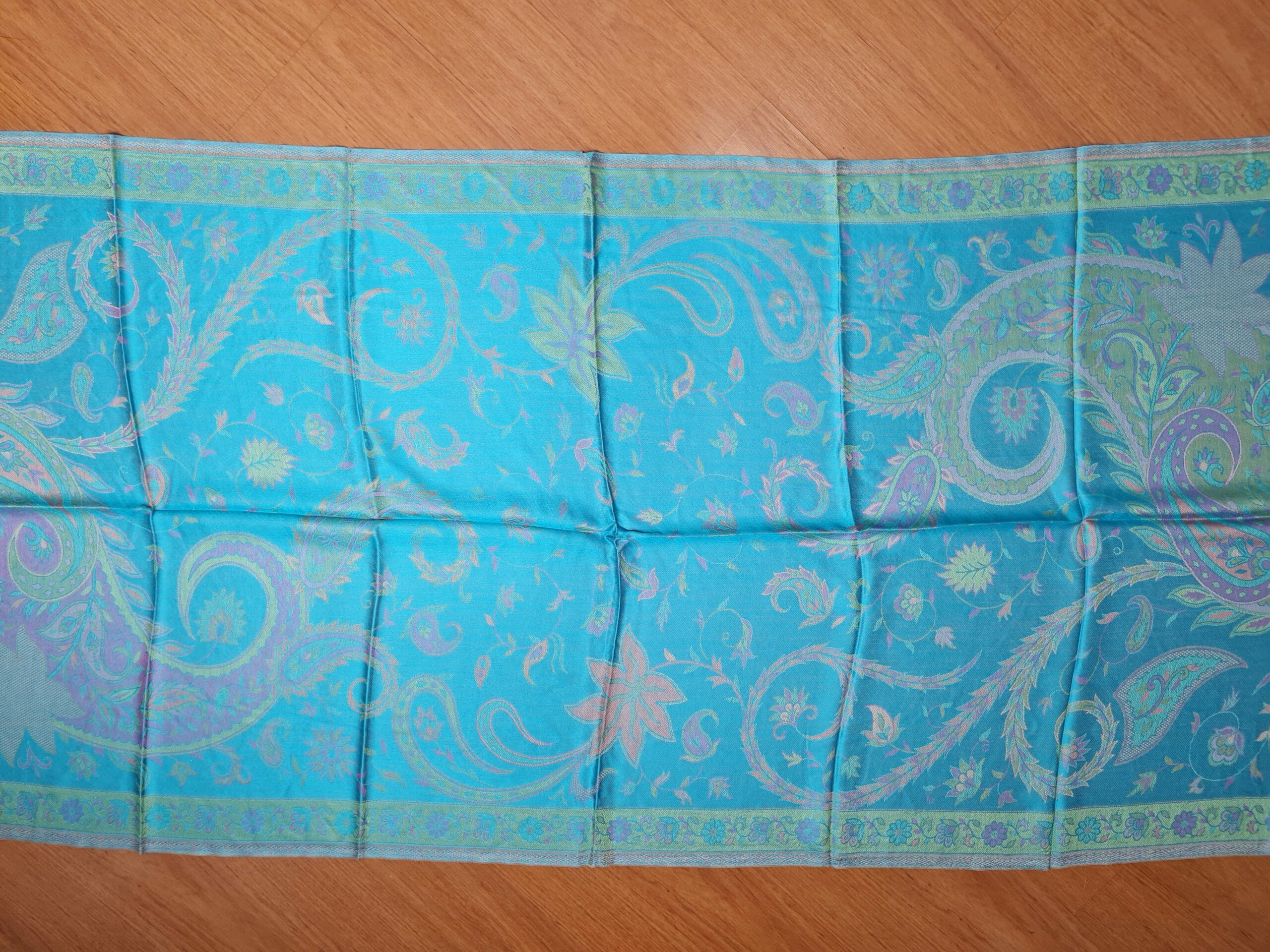 lenço indiano de viscose com lindo brilho do tecido, em dupla face estampa paisley clássica
