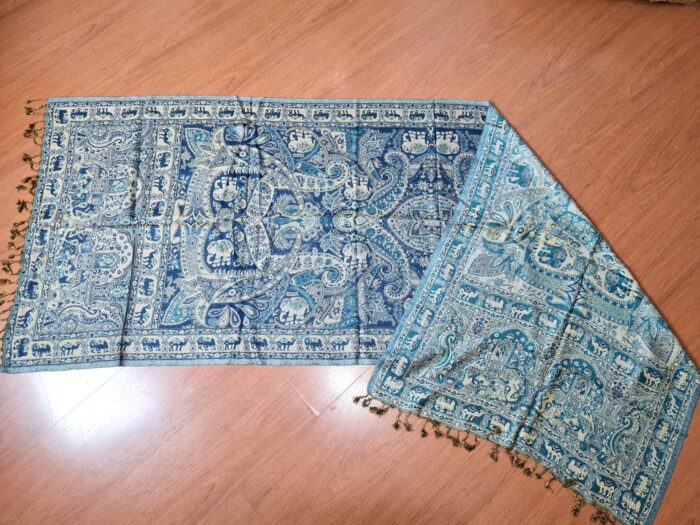 Echarpe indiana algodão com viscose dupla face estampa de arabescos azul e verde