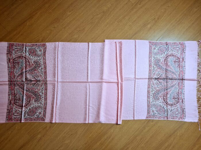 Pashimina indiana estampada de viscose com faixas estampadas paisley rosa