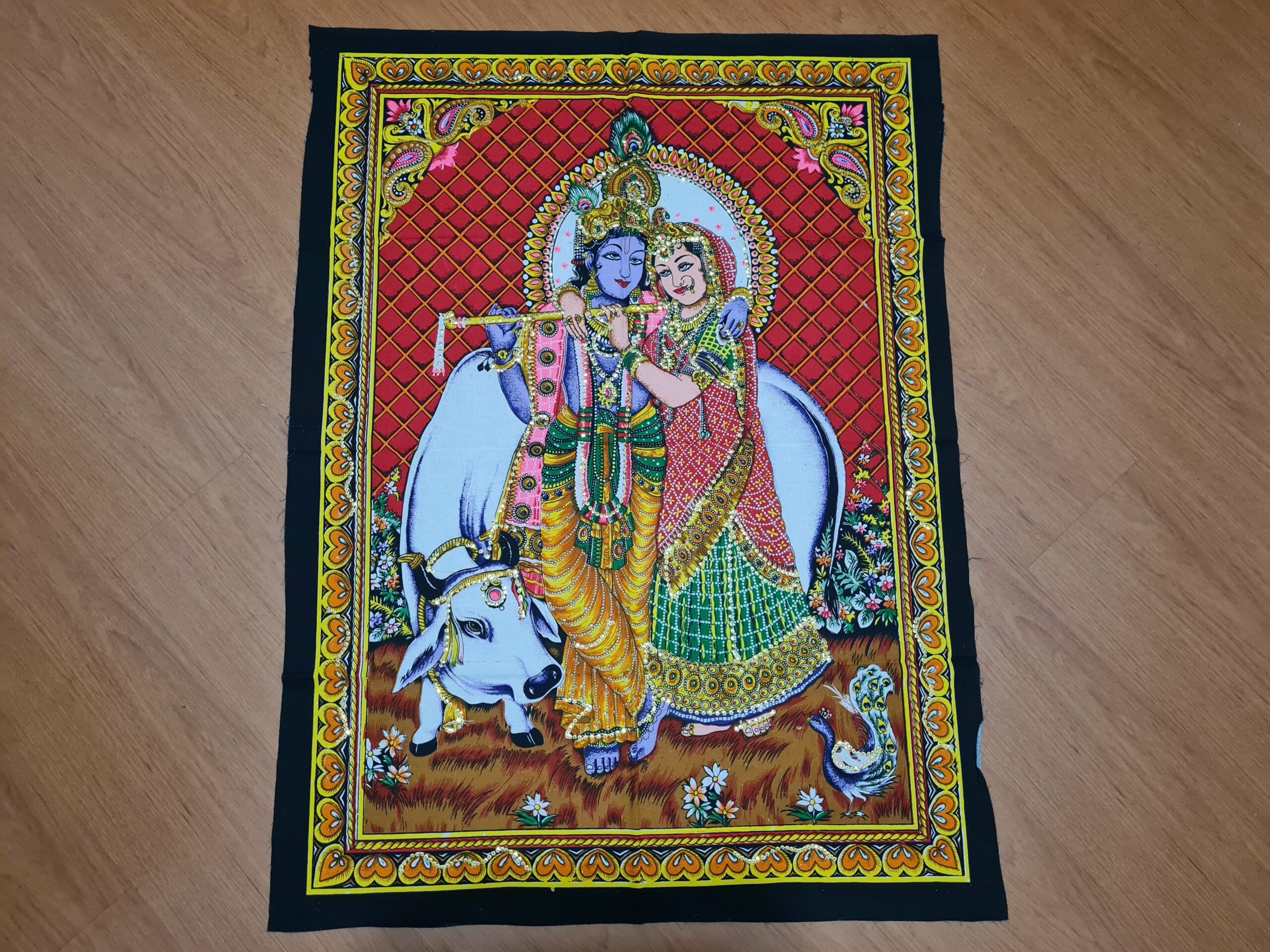 panô indiano de Radha, Krishna e vaca sagrada com fundo colorido
